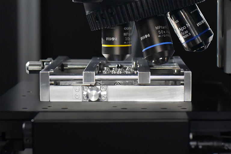 顕微鏡クリアランスを考慮した25mmの薄型デザイン