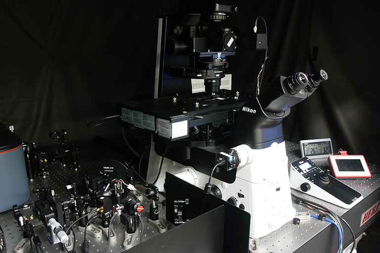 研究室自作のラマン・SHGハイブリッド顕微鏡